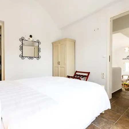 Сasa de vacaciones Arcana Santorini Villas, An Authentic Cycladic Experience