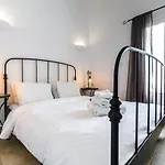 Semesterbostad Arcana Santorini Villas, An Authentic Cycladic Experience Akrotírion